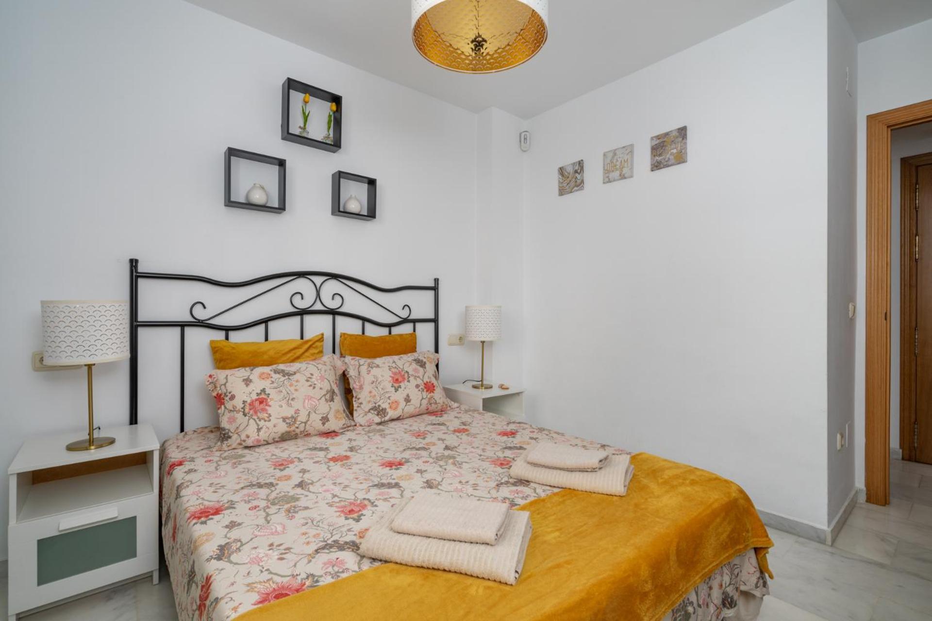 Nice Apartments 20 Meters From The Beach Фуeнхирола Екстериор снимка