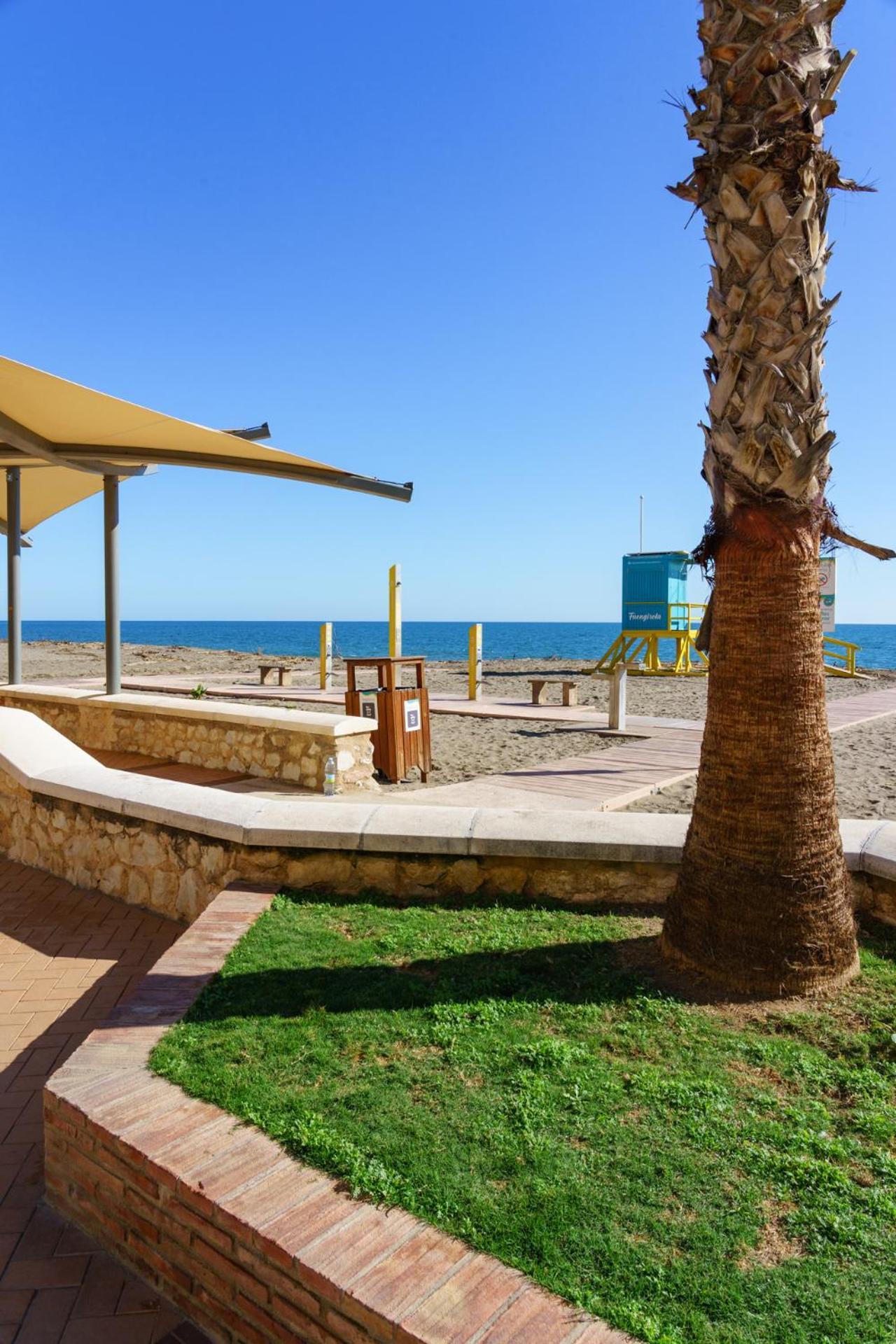 Nice Apartments 20 Meters From The Beach Фуeнхирола Екстериор снимка