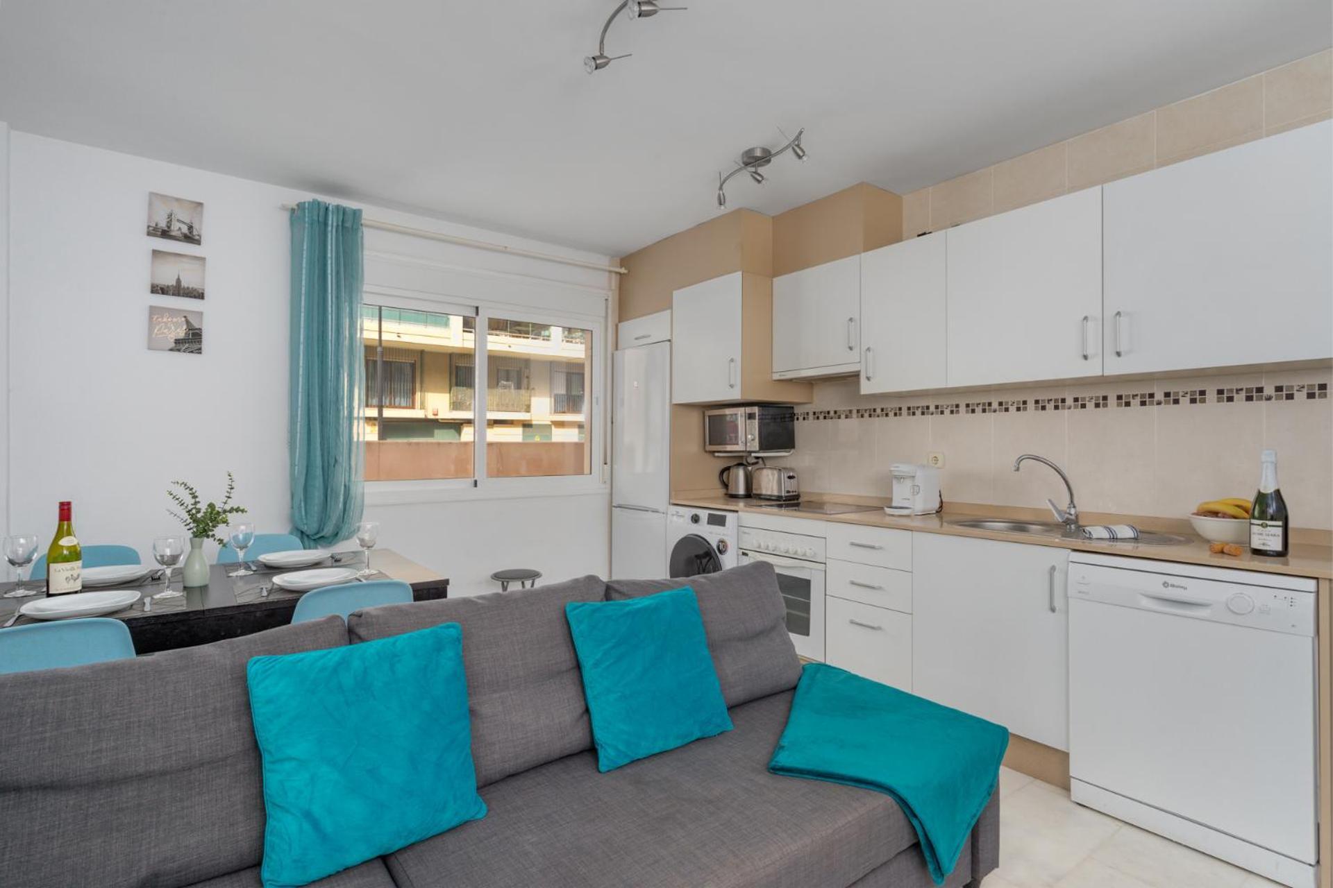 Nice Apartments 20 Meters From The Beach Фуeнхирола Екстериор снимка